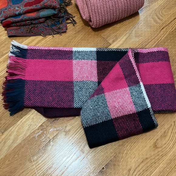 Lot of three scarves and winter beanie hat - Picture 2 of 6